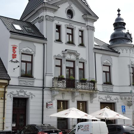 Olymp Penzion Комарно Екстер'єр фото