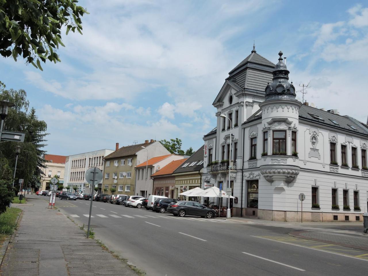 Olymp Penzion Комарно Екстер'єр фото