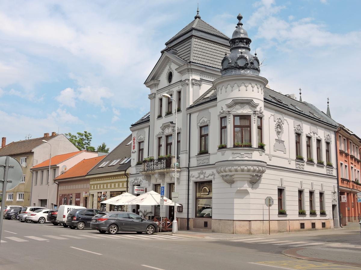 Olymp Penzion Комарно Екстер'єр фото